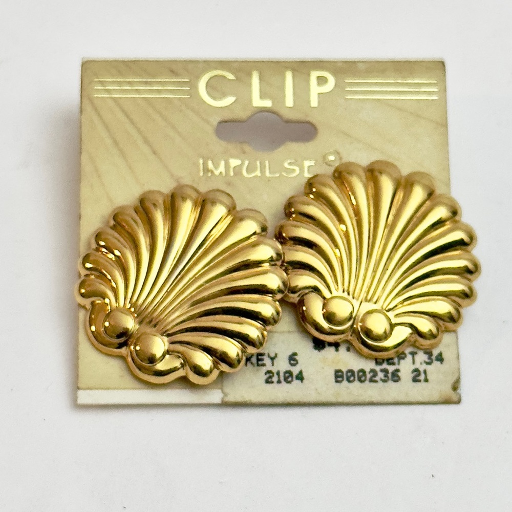 Vintage 80’s Gold tone‎ Shell Clip Earrings